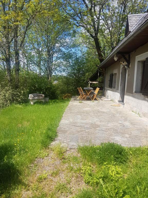 Fermette Typique Auvergnate Dans Son Ecrin D'Eau Et De Verdure Saint-Donat Екстериор снимка